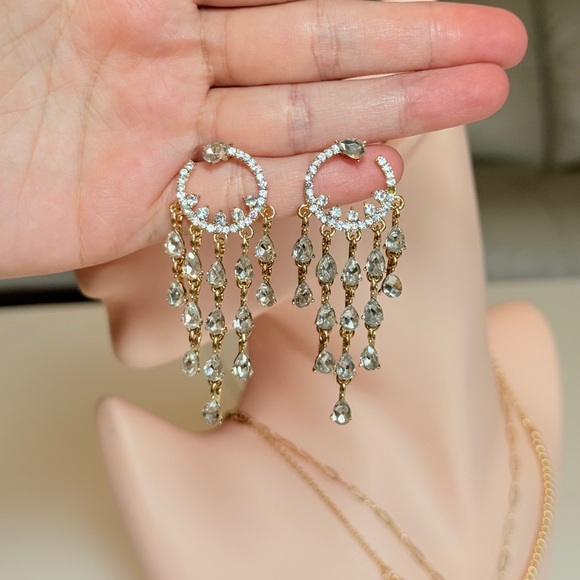 ⚜️ Elegant Gold and Clear Crystal Dangle Earrings - Picture 7 of 8